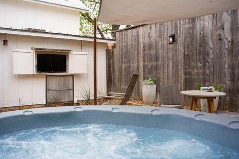 Courtyard Hot Tub + TV – Private oasis for evenings under the stars.