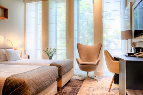 Twin Room | Premium bedding, in-room safe, desk, laptop workspace