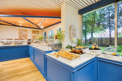 Daily buffet breakfast (EUR 19 per person)