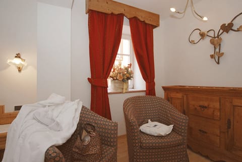 Junior Suite (Artista) | Minibar, in-room safe, desk, soundproofing