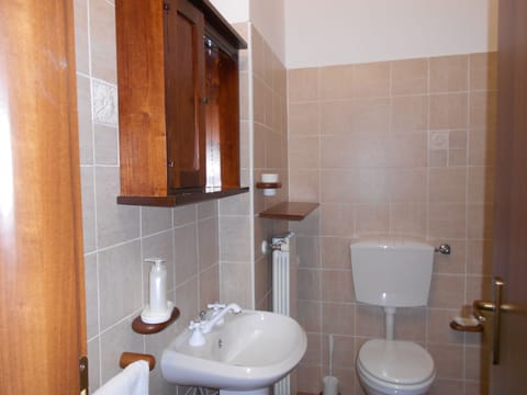 Standard Double Room | Bathroom | Shower, free toiletries, hair dryer, bidet