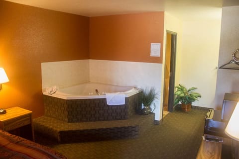 Standard Suite, 1 King Bed, Non Smoking (Whirlpool) | Jetted tub