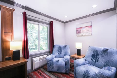 Suite, 1 King Bed, Non Smoking (Jacuzzi Tub) | Rollaway beds, free WiFi, bed sheets