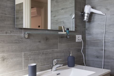 Superior Apartment, 2 Bedrooms, Terrace | Bathroom | Shower, free toiletries, hair dryer, bathrobes