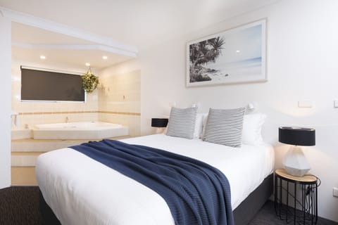 Deluxe Studio, 1 Queen Bed, Jetted Tub | Jetted tub