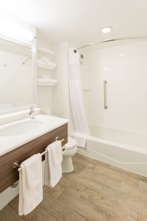 Combined shower/tub, hydromassage showerhead, free toiletries