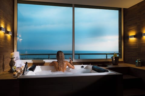 Superior Suite | Minibar, in-room safe, desk, blackout drapes