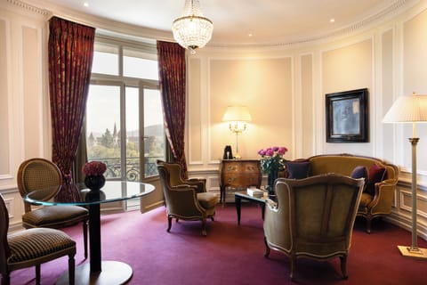 Premium bedding, down comforters, minibar, in-room safe