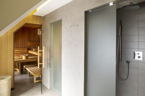 Sauna, steam room