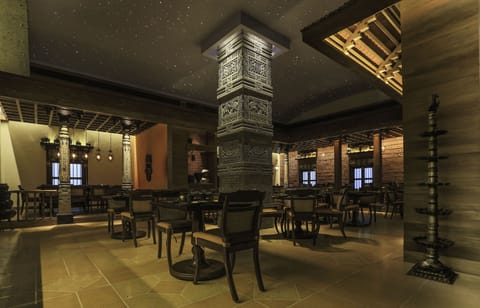 3 restaurants; breakfast, lunch, and dinner served