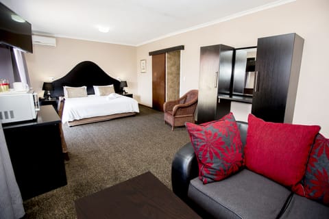 Executive Room | Premium bedding, minibar, in-room safe, desk