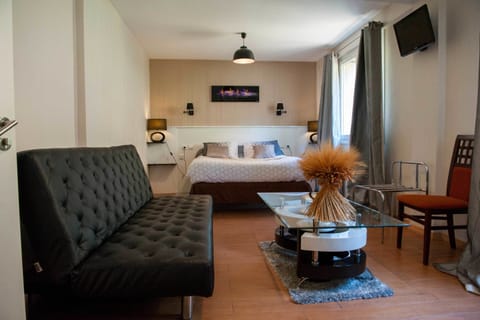 Suite | Premium bedding, desk, soundproofing, free cribs/infant beds