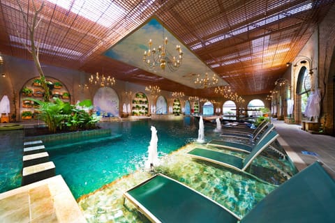 Couples treatment rooms, body treatments, hot stone massages