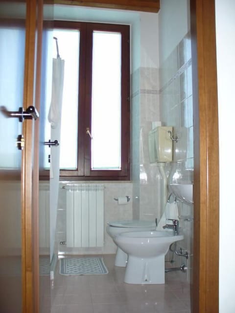 Shower, free toiletries, hair dryer, bidet