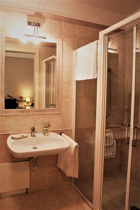 Triple Room | Bathroom | Shower, free toiletries, hair dryer, bathrobes