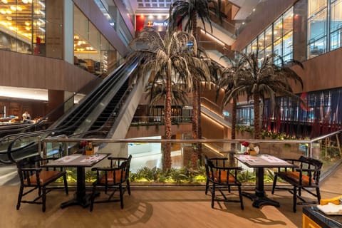 4 restaurants; breakfast, lunch, dinner, and brunch served