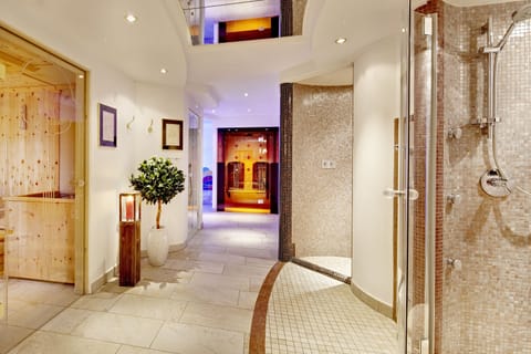Sauna, steam room