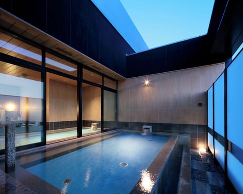 Sauna, hot tub, hot springs