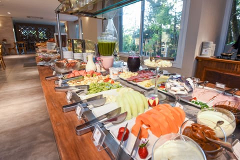 Free daily buffet breakfast