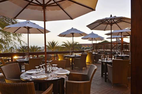 3 restaurants; breakfast, lunch, and dinner served