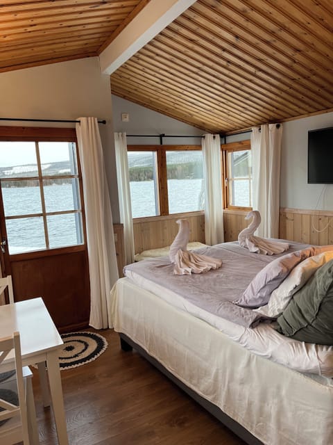 Suite | Hypo-allergenic bedding available, blackout drapes, WiFi (free)