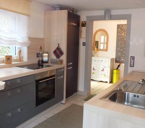 House, 2 Bedrooms, Non Smoking, Garden View | Private kitchen | Fridge, oven, stovetop, dishwasher