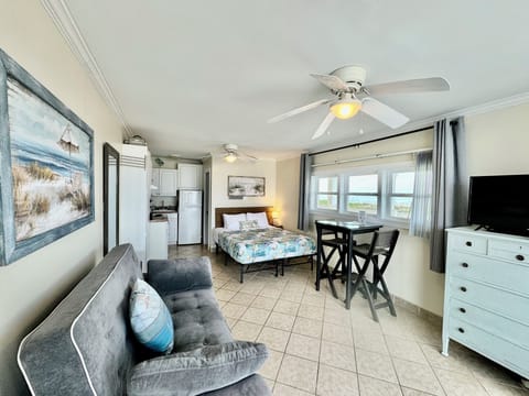 300 sqft studio with Panoramlc Ocean & Pool Views!!