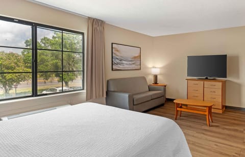 Deluxe Studio, 1 Queen Bed with Sofa bed, Accessible, Non Smoking | Desk, laptop workspace, iron/ironing board, free WiFi