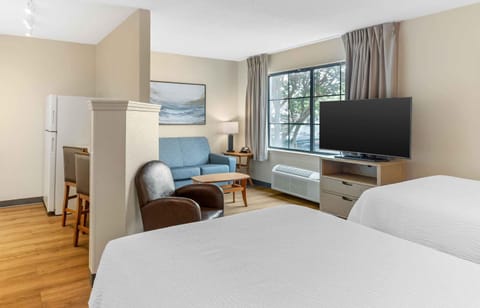 Deluxe Studio, Multiple Beds, Non Smoking | Desk, laptop workspace, iron/ironing board, WiFi (free)