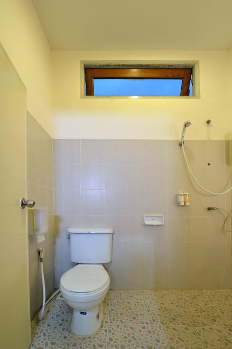 Shower, free toiletries, towels