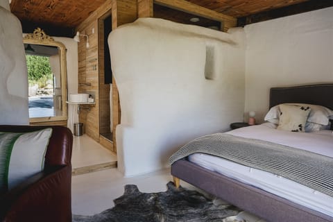 Deluxe Studio, 1 King Bed, Garden View, Garden Area (Kota) | Egyptian cotton sheets, premium bedding, iron/ironing board, free WiFi