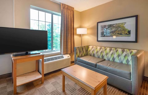 Deluxe Studio, 1 King Bed with Sofa bed, Non Smoking | Desk, iron/ironing board, free WiFi, bed sheets
