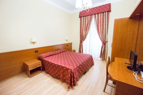 In-room safe, desk, free WiFi