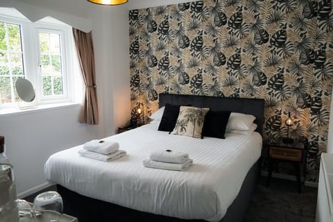 Standard Double Room | Iron/ironing board, free WiFi, bed sheets