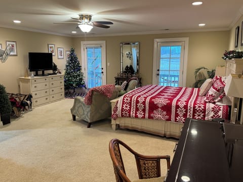 Suite, 1 King Bed, Private Bathroom, Lake View | In-room safe, desk, free WiFi