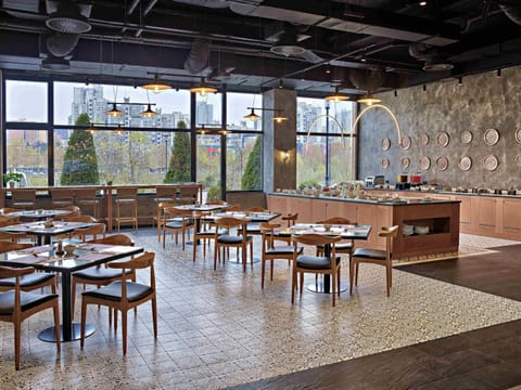 2 restaurants; lunch and dinner served