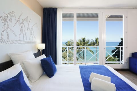 Deluxe Room, 1 Double Bed with Sofa bed, Lagoon View (2 Guests) | In-room safe, desk, blackout drapes, soundproofing