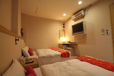 Desk, soundproofing, free WiFi, bed sheets