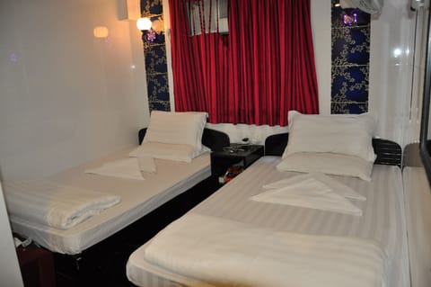 Triple Room | In-room safe, desk, soundproofing, free WiFi