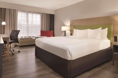 Room, 1 King Bed, Non Smoking | Hypo-allergenic bedding, pillowtop beds, desk, iron/ironing board