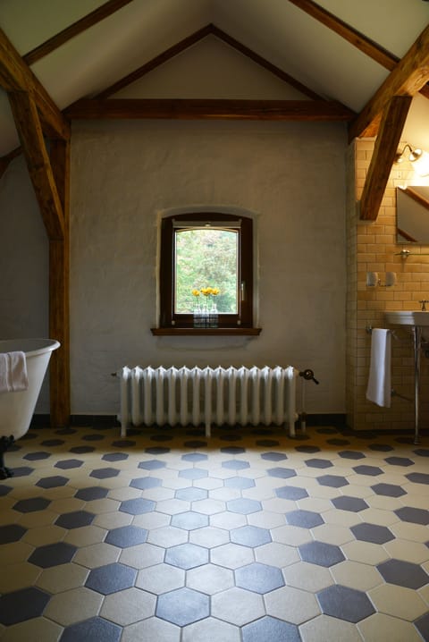Apartment | Bathroom | Shower, free toiletries, hair dryer, towels