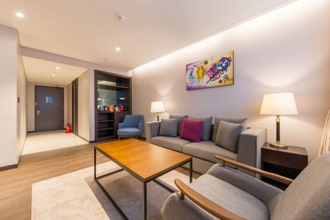 Suite, 1 King Bed, Non Smoking | Living room | Flat-screen TV, pay movies