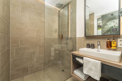Studio | Bathroom | Free toiletries, hair dryer, bathrobes, slippers