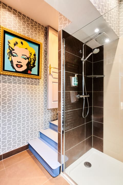 Superior Double Room, 1 Queen Bed | Bathroom shower