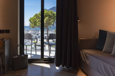 Hypo-allergenic bedding, down comforters, pillowtop beds, minibar