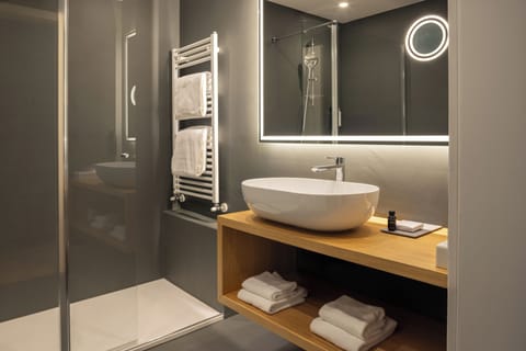 Deluxe Room with Balcony | Bathroom | Free toiletries, hair dryer, bathrobes, slippers