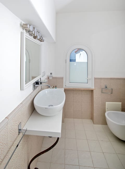 Standard Double Room, Garden View | Bathroom | Shower, free toiletries, hair dryer, bidet