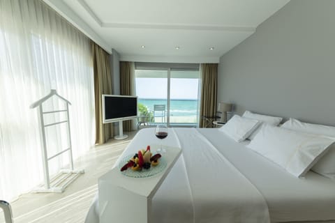 Deluxe Double Room, Sea View | Minibar, in-room safe, desk, free WiFi
