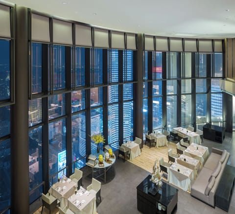 6 restaurants; breakfast, lunch, and dinner served