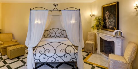 Minibar, in-room safe, desk, free WiFi